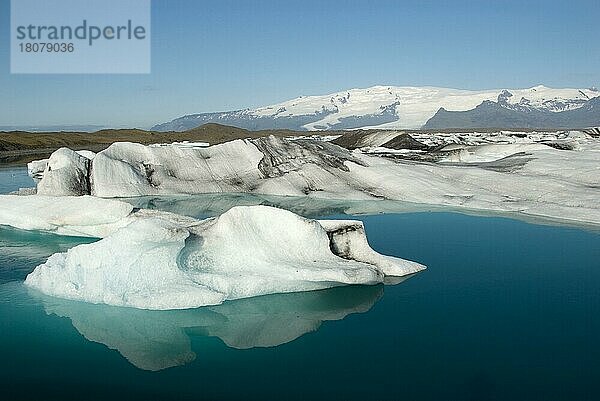 Eisschollen  Gletschersee Jökulsarlon  Gletscher Breidamerkurjökull  Island  Europa