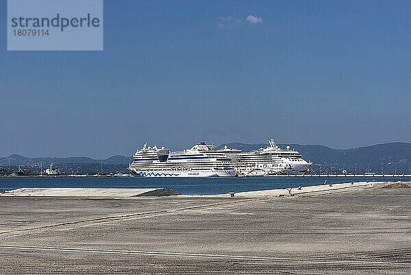 Kreuzfahrtschiffe  Hafen  Kerkyra  Insel Korfu  Ionische Inseln  Griechenland  Europa