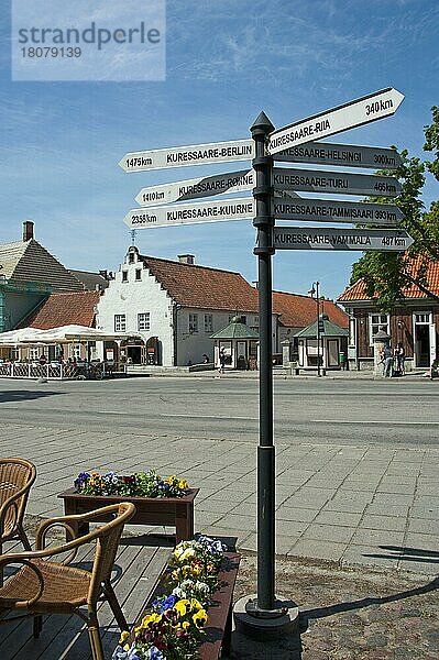 Straßenschild  Kuressaare  Insel Saaremaa  Estland  Baltikum  Europa  Wegweiser  Europa