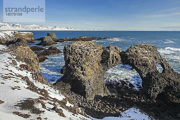 Gatklettur  Arch Rock  Klippe mit natürlichem Bogen bei Arnarstapi  Snäfellsnes  Island  Europa