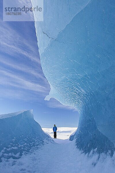 Tourist und Eisformation in der Gletscherlagune Fjallsárlón  Gletschersee im Winter  Island  Europa