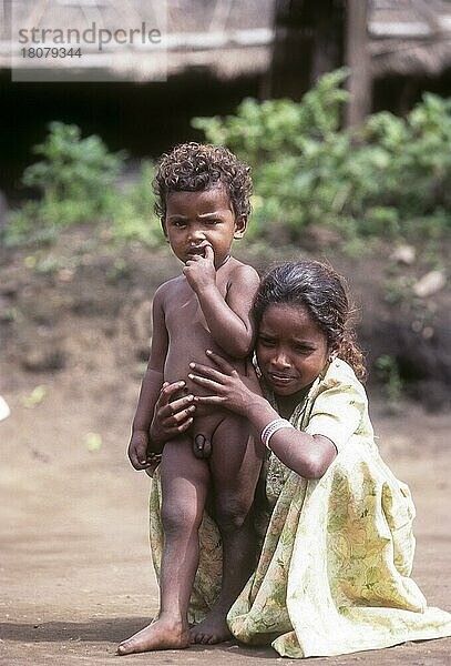 Belta Kurumba Stammesmädchen sitzt mit ihrem Bruder in Mudumalai  Tamil Nadu  Indien  Asien