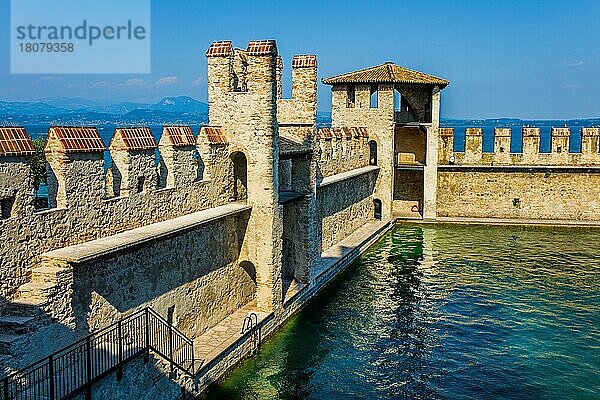 Sirmione mit Skaligerkastell  am südlichen Gardasee  Italien  Sirmione  Gardasee  Italien  Europa