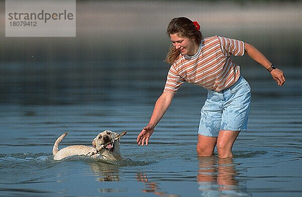 Frau mit Labrador Retriever