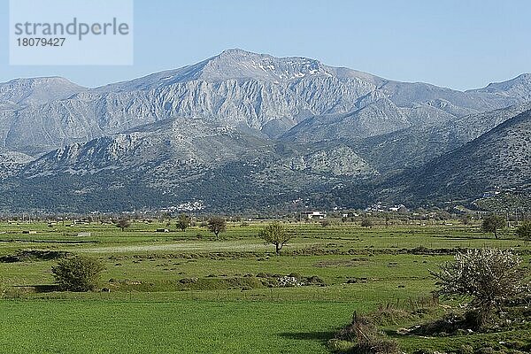 Landschaft nahe Kato Metochi  Lassithi Hochebene mit Bergen  Kreta  Griechenland  Lassithi-Hochebene  Europa