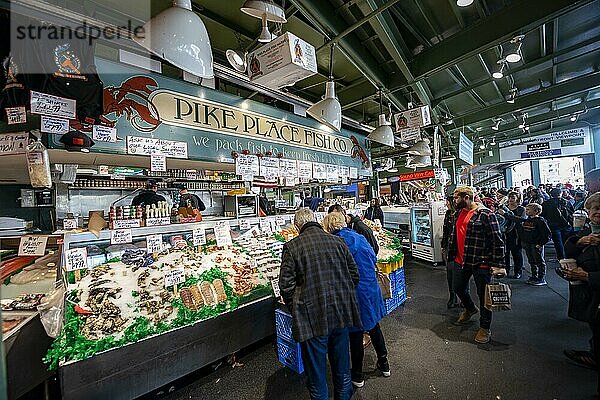 Menschen in einer Markthalle  Verkaufsstand mit frischem Fisch  Public Market  Farmers Market  Pike Place Market  Seattle  Washington  USA  Nordamerika