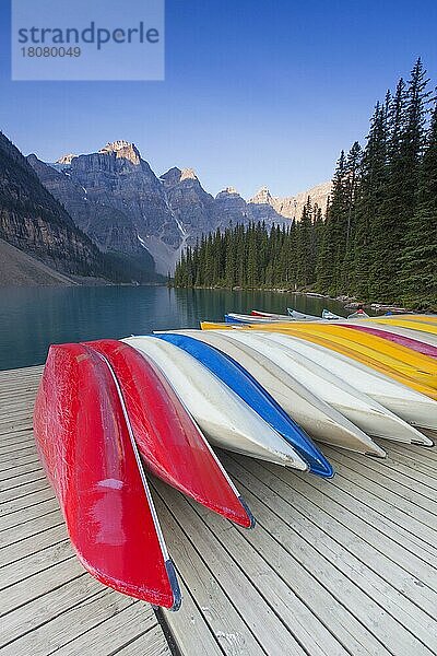 Bunte Kanus am Moraine Lake im Valley of the Ten Peaks  Banff National Park  Alberta  Kanada  Nordamerika