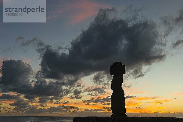 Tahai-Zeremonienkomplex bei Sonnenuntergang  Hanga Roa  Rapa Nui National Park  Osterinsel  Chile  Unesco-Welterbe  Südamerika