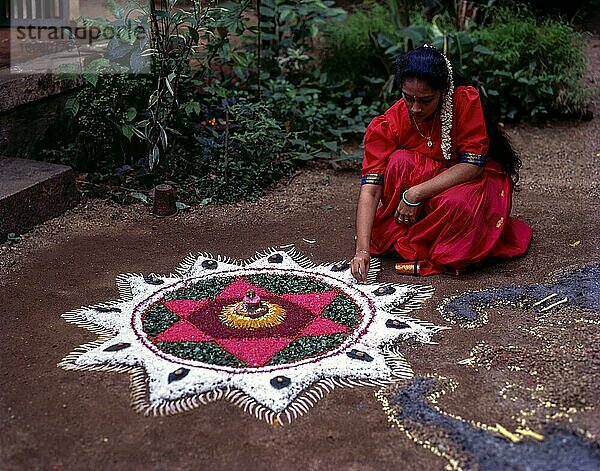 Onam pookkalam oder athapookalam während des Onam-Festes in Kerala  Indien  Asien