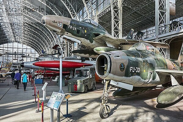 Flugzeughalle mit Kampfjets und Militärflugzeugen im Königlichen Museum der Armee und der Militärgeschichte in Brüssel  Belgien  Europa