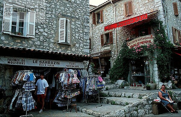 Gasse und Geschäfte in Gourdon  Provence  Südfrankreich  Gasse und Läden in Gourdon  Dorf  village  Querformat  horizontal  Europa  Menschen  people  Straßenszene  streetscene