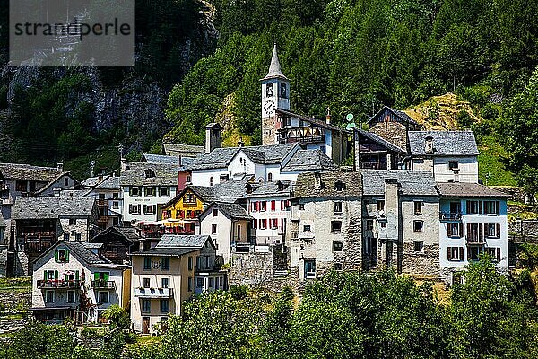 Charakteristische alte Bauten aus Stein und Holz im Dorf Fusio  Maggia-Tal  Tessin  Schweiz  Fusio  Tessin  Schweiz  Europa