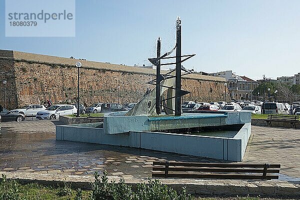 Denkmal in Form eines Schiffes  Chania  Kreta  Griechenland  Europa