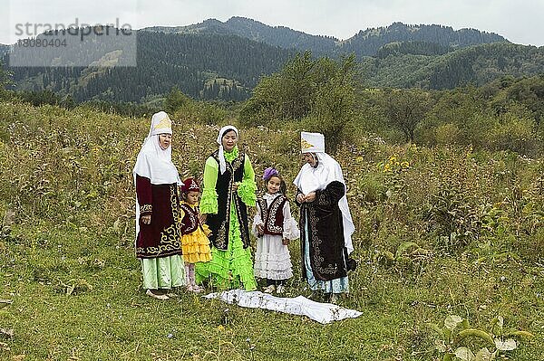 Tussau Kesu Zeremonie bekannt als Schneiden der Bedrohung  Kasachisches ethnographisches Dorf Aul Gunny  Stadt Talgar  Almaty  Kasachstan  Zentralasien  Asien