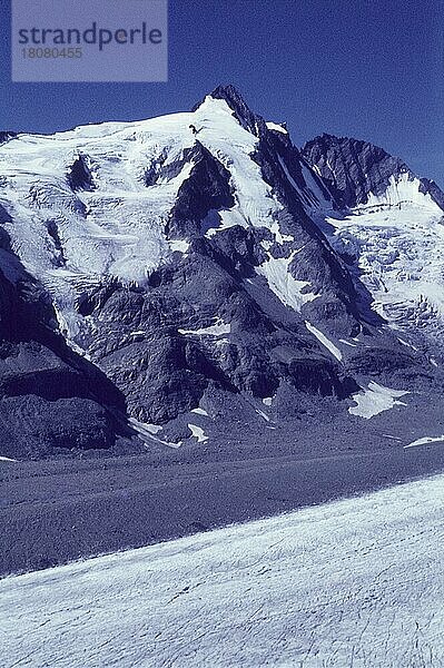 Blick von der Kaiser-Franz-Josefs-Höhe auf Großglockner und Adlersruhe  Großglockner Hochalpenstraße  Kärnten  Tirol  Österreich  Bergblick  Gletscher  Gletscherblick  Sechziger Jahre  60er Jahre  Europa