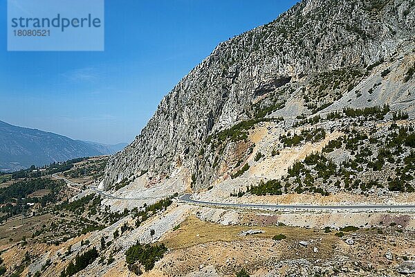 Bergige Landschaft bei Resk  südlich Bicaj  Albanien  Europa