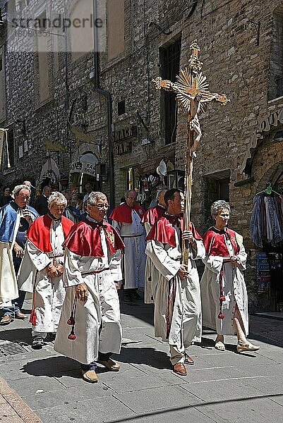 Prozession  kirchliche Würdenträger  Priester  Assisi  Perugia Provinz  Umbrien  Italien  Europa