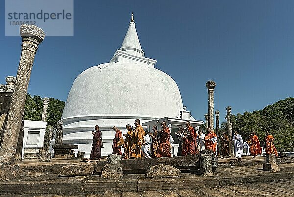 Buddhistische Mönche gehen um die Lankaramaya Dagoba (Lankarama Stupa)  Anuradhapura  Sri Lanka  Asien