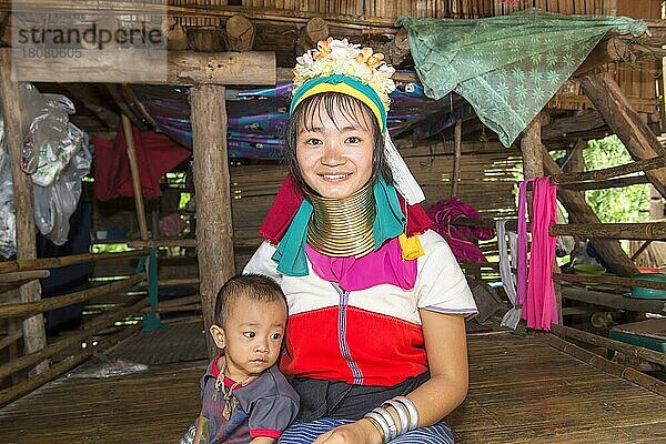 Langhalsige Frau mit ihrem Baby  Karen-Stamm  Chiang Mai  Thailand  Asien