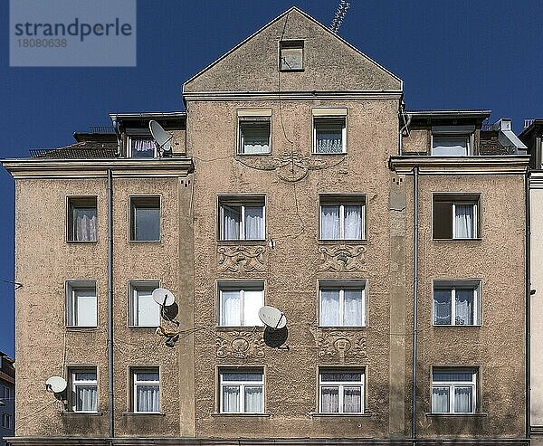 Fassade eines Mietshauses mit Ornamenten verziert  um 1900  Nürnberg  Mittelfranken  Bayern  Deutschland  Europa