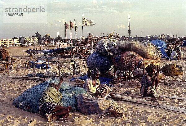 Fischer beim Ausruhen am Marina-Strand in Chennai  Madras  Tamil Nadu  Indien  Asien