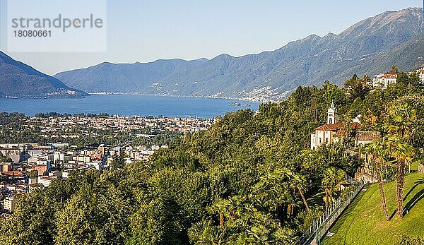 Blick über den Lago Maggiore und die Wallfahrtskirche Madonna del Sassoauf Locarno  Tessin  Schweiz  Locarno  Tessin  Schweiz  Europa