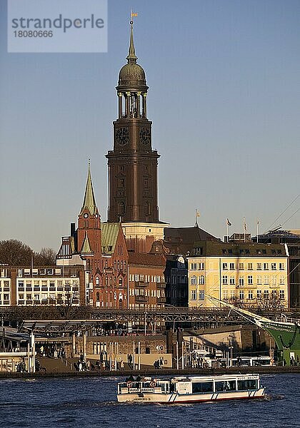 Blick über die Norderelbe auf den Kirchturm der Hauptkirche St. Michaelis  genannt Michel  Hamburg  Deutschland  Europa