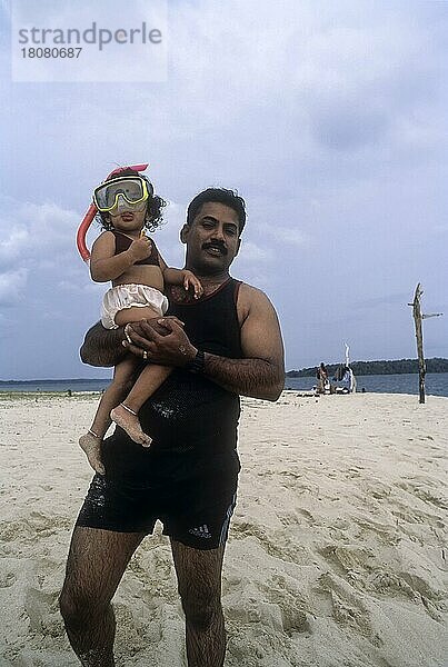 Vater trägt seine Tochter in Jolly Buoy  Koralleninsel  Andaman  Indien  Asien