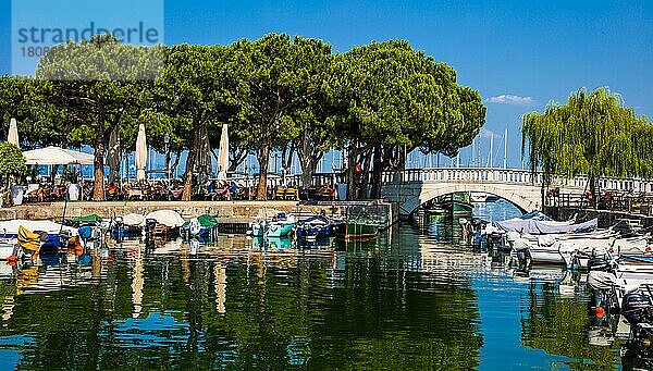 Desenzano del Garda mit schöner Altstadt und Hafen  Gardasee  Italien  Desenzano del Garda  Gardasee  Italien  Europa