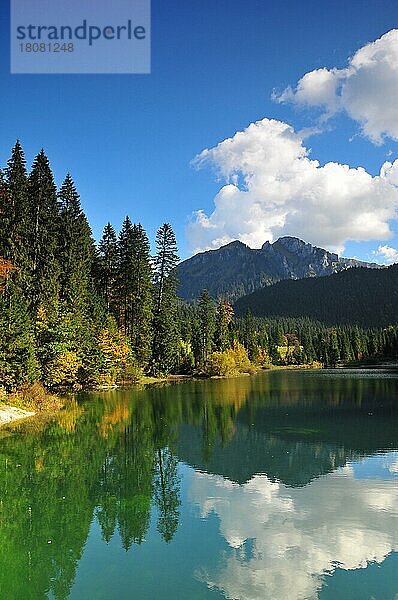 Bockstallsee im Lobental  auf dem Weg von Halblech im Allgäu zur Kenzenhütte  im Hintegrund der Kenzenkopf  Allgäu  Schwaben  Bayern  Deutschland  Europa