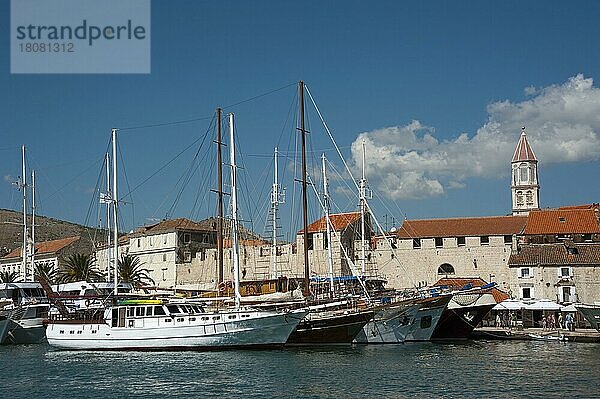 Häuser am Hafen  Altstadt  Trogir  Split-Dalmatien  Kroatien  Trau  Europa