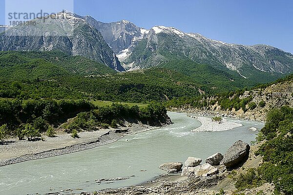 Fluss Vjosa bei Stembec  SH75  Berg Mali i Drites  Gebirge Nemeckes  Albanien  Europa