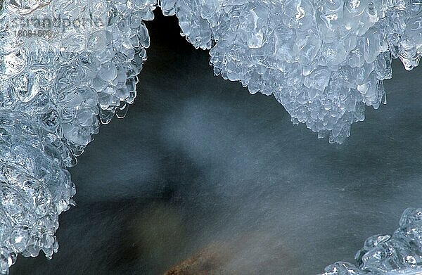 Eis im Bach  Europa  Winter  Querformat  horizontal  Nationalpark Bayerischer Wald  Deutschland  Schwarzbach  Europa
