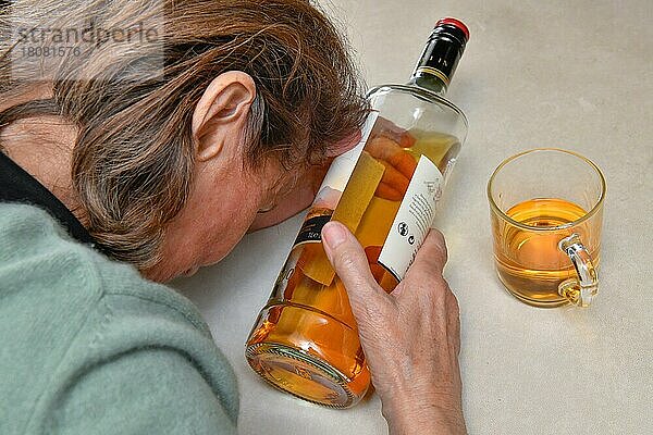 Gestelltes Symbolfoto  Alkohol  Seniorin
