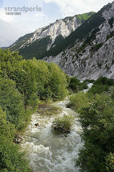 Fluss und Berge  bei Radomire  Albanien  Europa