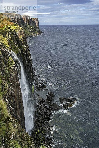 Mealt-Wasserfall am Kilt Rock  einer 200 Fuß hohen Meeresklippe aus Dolerit auf der Isle of Skye  Trotternish  Highlands  Schottland  UK