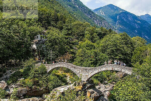 Malerischen Doppelbrücke Ponte dei Salti im Verzascatal  Tessin  Schweiz  Verzascatal  Tessin  Schweiz  Europa