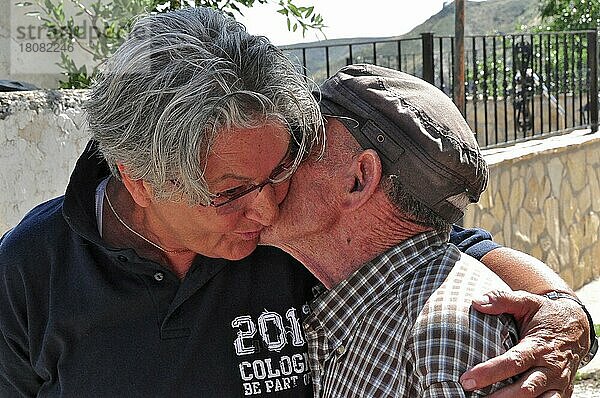 Ältere Frau umarmt alten Mann der ihr die Wange küsst  Spanien  Europa