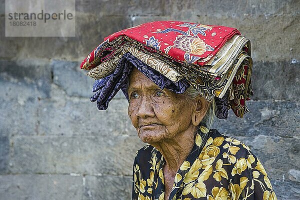 Balinesische Frau verkauft Sarongs  Klungkung  Bali  Indonesien  Asien