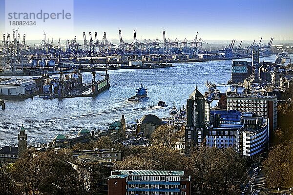 Ausblick von der Hauptkirche St. Michaelis  genannt Michel  auf die Norderelbe mit den Landungsbrücken und den Hafen  Hamburg  Deutschland  Europa