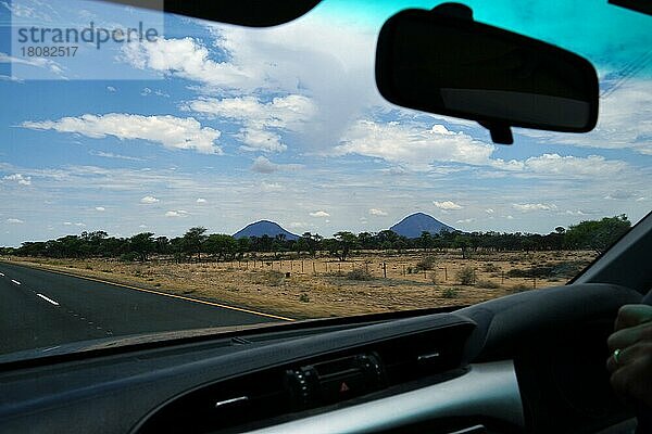 Blick aus dem Auto  Straße B1  nördlich von Windhuk  Republik Namibia