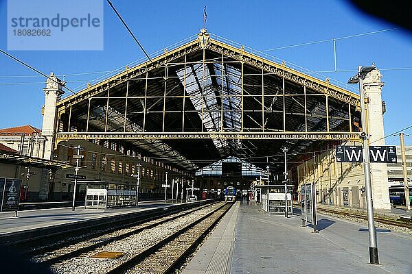 Bahnhof Marseille Saint-Charles  SNCF  Zug  Marseilles  Frankreich  Europa