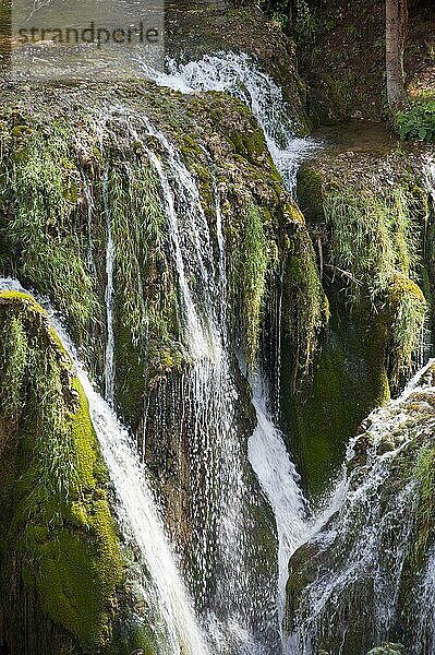 Wasserfall  Fluss Slunjcica stürzt in Korana  Rastoke  Slunj  Karlovac  Kroatien  Europa