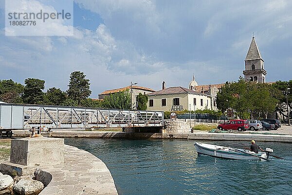 Boot und Brücke  Osor  Insel Cres  Kvarner Bucht  Kroatien  Europa