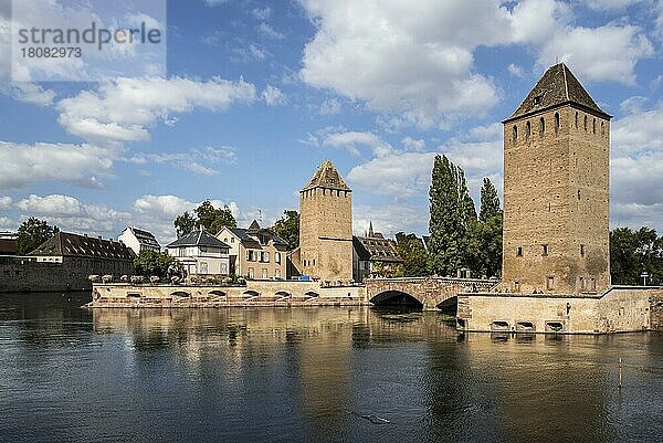 Türme der mittelalterlichen Brücke Ponts Couverts über den Fluss Ill im Viertel Petite France der Stadt Straßburg  Elsass  Frankreich  Europa
