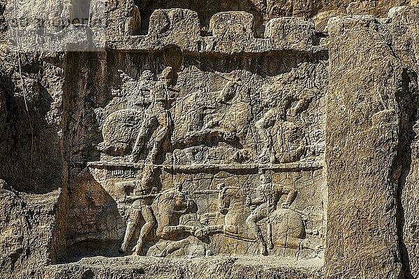 Relief Bahram II. unter d. Felsgrab v. Darius I. Kampfszene  Naqsch-e Rostam  Felsgräber der Großkönige  Naqsch-e Rostam  Iran