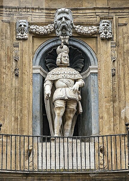 Statue von König Philipp III. an der Fassade des Quattro Canti  Piazza Vigliena  Palermo  Sizilien  Italien  Europa