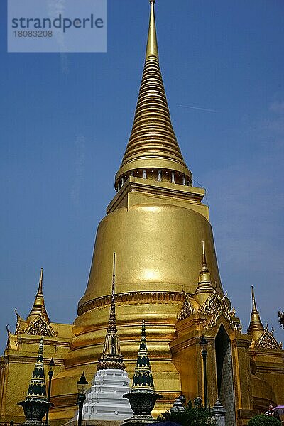 Phra Sri (Rattana) Chedi  Goldener Reliquienschrein  Goldene Stupa  Wat Phra Kaeo  Tempel des Smaragd-Buddha  Wat Phra Si Rattana Satsadaram  Tempel des Königs im alten Königspalast  Phra Nakhon Distrikt  Bangkok  Thailand  Asien