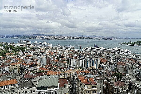 Ausblick vom Galataturm auf den Hafen für Kreuzfahrtschiffe  Istanbul Modern  Istanbul  europäischer Teil  Türkei  Asien