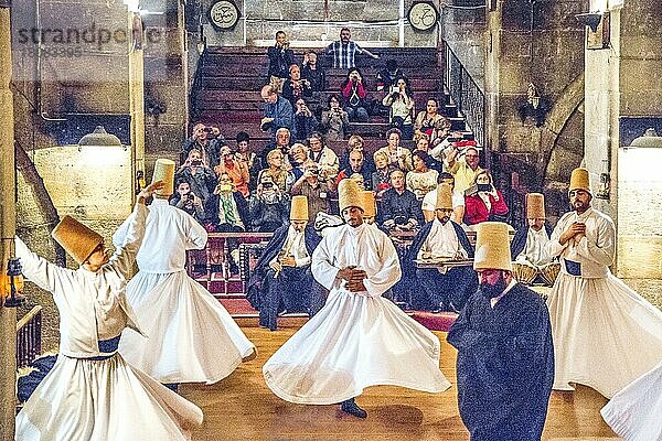 Tanz der Derwische in der Kawaranserei Sarihan  Kappadokien  Türkei  Kappadokien  Türkei  Asien